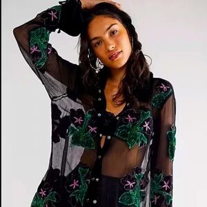 Rare limited edition Free people shirt with embroidered flowers 🌸💕